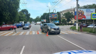 Внедорожник сбил женщину на пешеходном переходе в Керчи