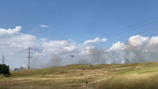 В районе Неаполя Скифского в Симферополе горит сухая трава