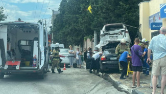 Легковушка заехала под внедорожник в Алуште